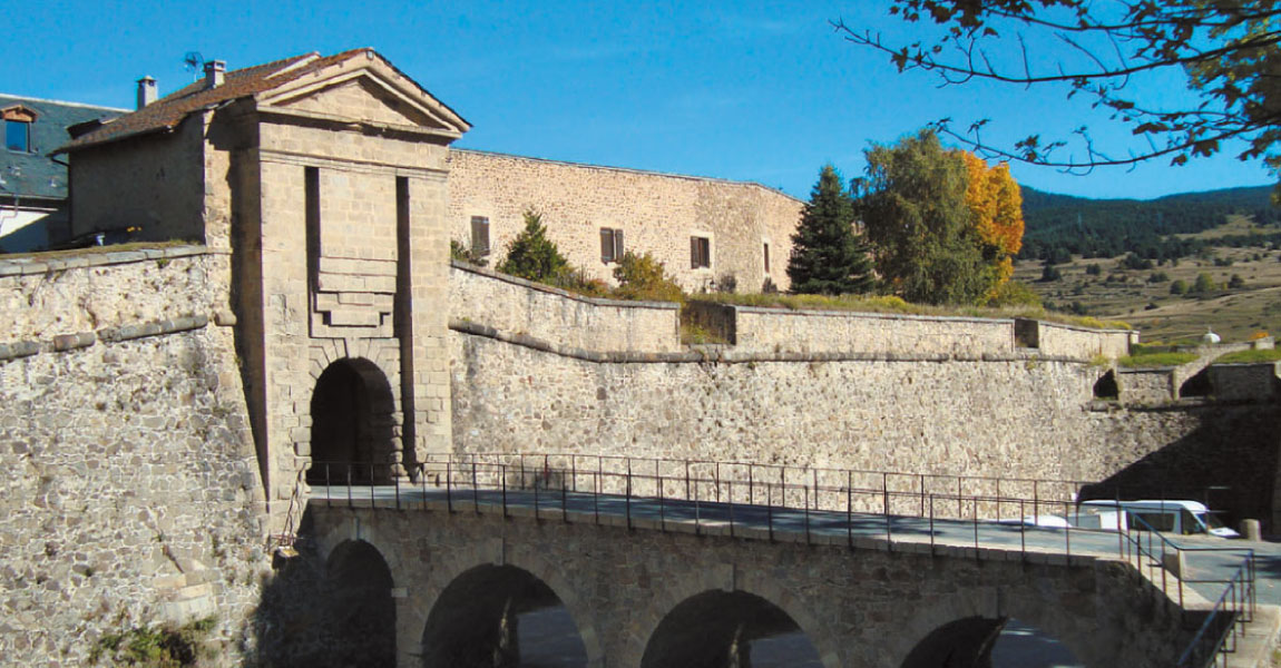cerdagne tourisme visite balade carlit mont louis catalogne espagne chateau porte