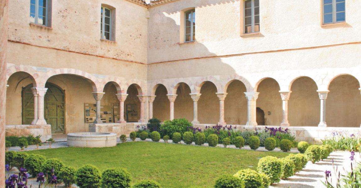 tourisme velo balade arriere pays albere abbaye saint genis des fontaines