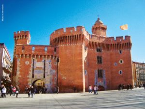 castillet perpignan monument historique pierre 4 d'aragon pierre iv d'aragon chateau porte notre dame vauban emblème de perpignan casa pairal euro-sejours, tourisme, guide touristique, pyrénées-orientales, roussillon, perpignan, visite, vacances, sud de la france, catalogne, mer, méditerranée, montagne, voyages, loisirs, ski, promenades, hébergement, hotels, restaurants, monument, à voir, randonnee, balade, occitanie, pyrénées orientales, pyrénées-orientales